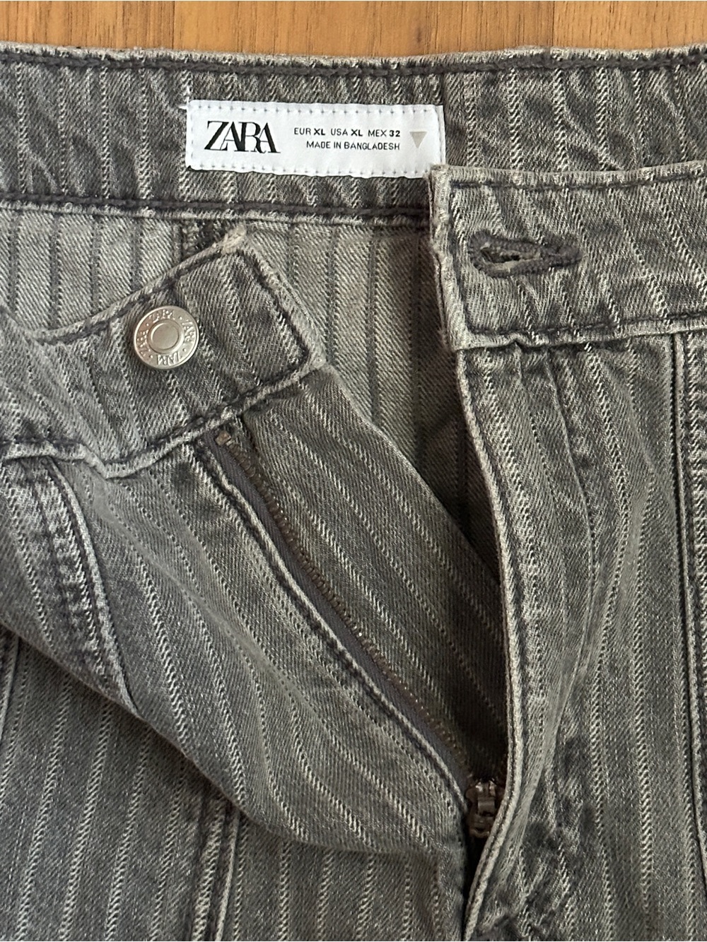 Zara Gray/White Pinstripe Pleated Denim Mini Skirt NWT - Picture 4 of 6